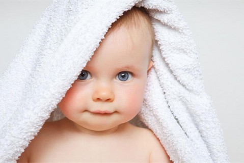 初乳很黄是不是不干净不可以喝？母乳怎么喂养济南捐卵宝宝？